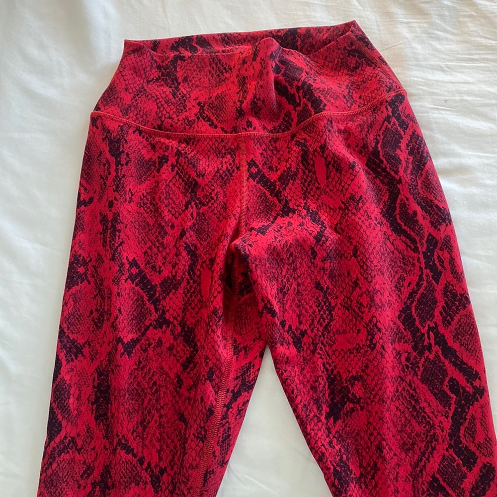Alo yoga vapor leggings - high rise in red snake print